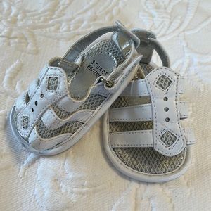 Stuart Weizmann infant crib shoes